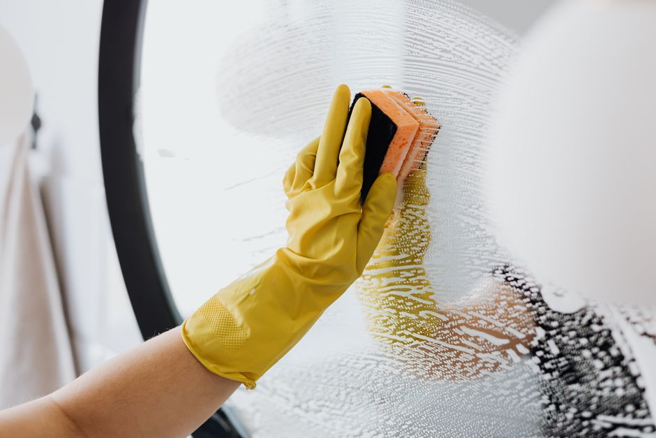 Cleaning bathroom mirror to a shine